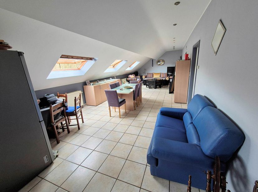 À Vendre : Appartement 2 chambre à Manage ! <br />
Situé à Rue Neuve, 33 à 7170 Manage, cet appartement situé au 2ème étage de ±90 m² offre un cadre d