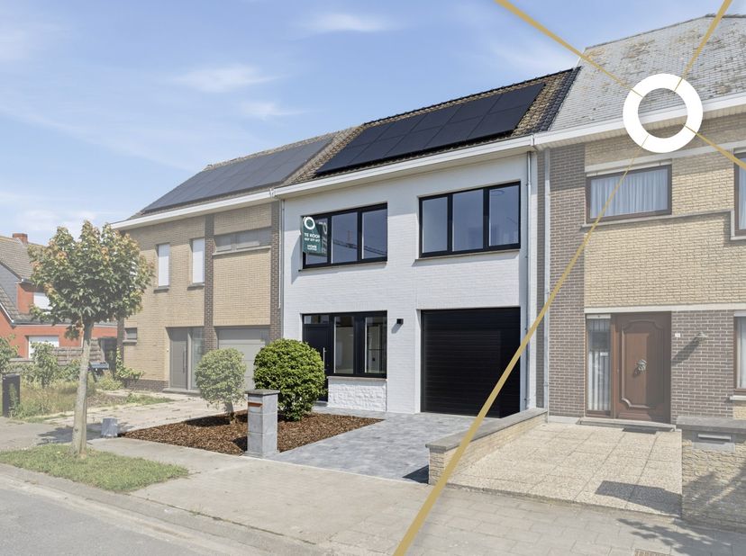 Bent u op zoek naar een instapklare gezinswoning waar comfort, ruimte en energiezuinigheid centraal staan? Dan is deze volledig gerenoveerde woning (2