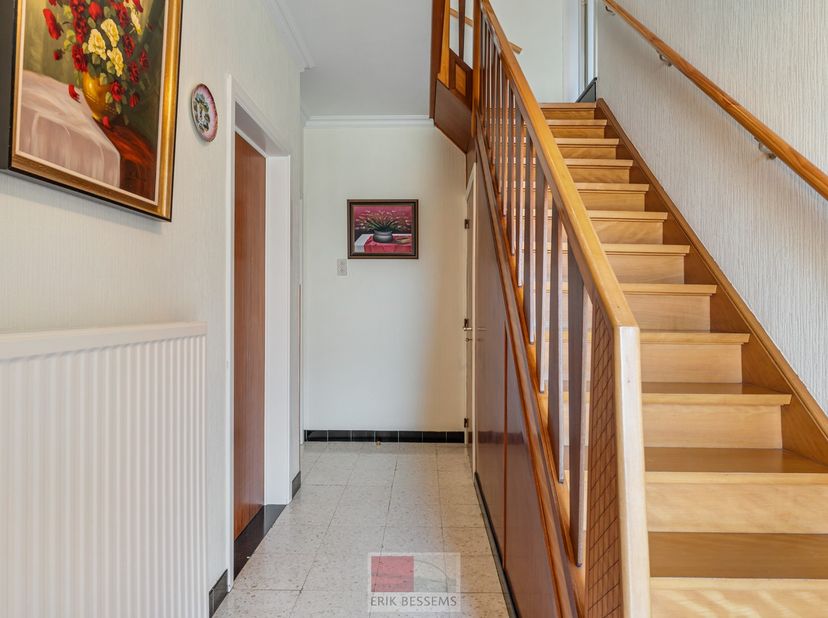 Leuke te renoveren woning met een bewoonbare oppervlakte van ca. 172 m², gelegen op een perceel van 485 m². De woning beschikt momenteel over drie sla
