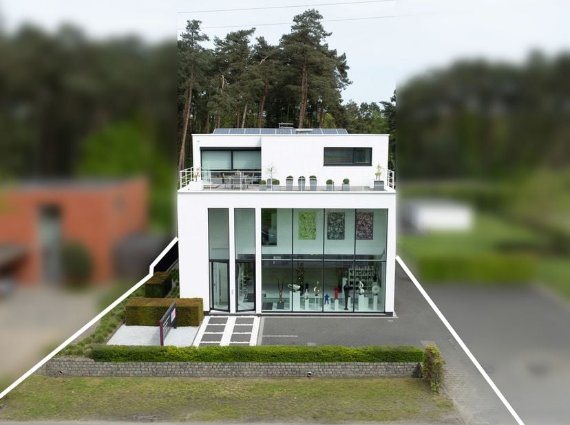 Sur une route d'accès, non loin de l'autoroute E313, nous trouvons ce superbe bâtiment polyvalent avec plusieurs possibilités, actuellement le rez-de-