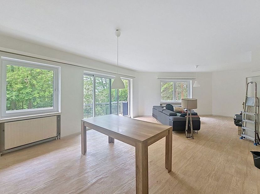 Uccle - À proximité de la gare de Stalle et des transports en communs. Bel appartement de +/-94 m² brut, situé au 1 er étage d'un petit immeuble avec