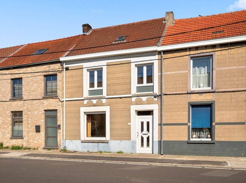 Deze op te frissen rijwoning is gelegen in Tienen en beschikt over een tuin en terras op het oosten, waardoor je optimaal kunt genieten van de ochtend