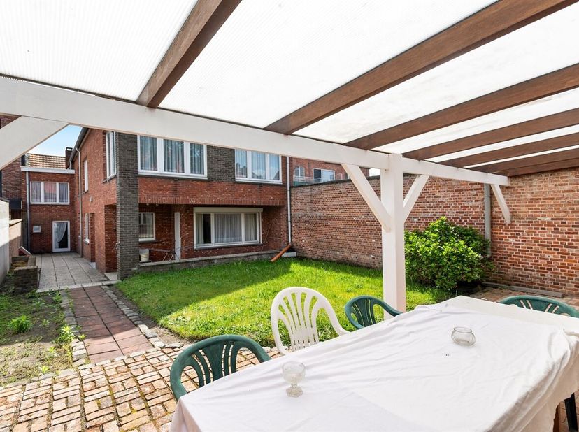 In de winkelstraat van Beerse, bieden wij u een handelspand aan met tuin en een aparte toegang naar de verdieping.<br />
De grondopp. bedraagt ca 480