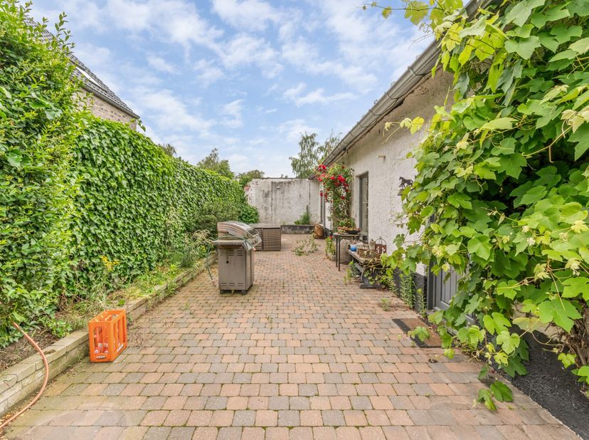 Deze te renoveren woning is gelegen op een uniek perceel grond van 36a67ca aan de de bosrand te Neeroeteren.<br />
Troeven:<br />
- Gelijkvloerse woni