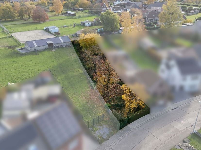 Knap perceel van 10a 49ca in een rustige en groene omgeving<br />
<br />
Omgeving:<br />
+ Gelegen in een rustige straat met vlotte verbinding naar