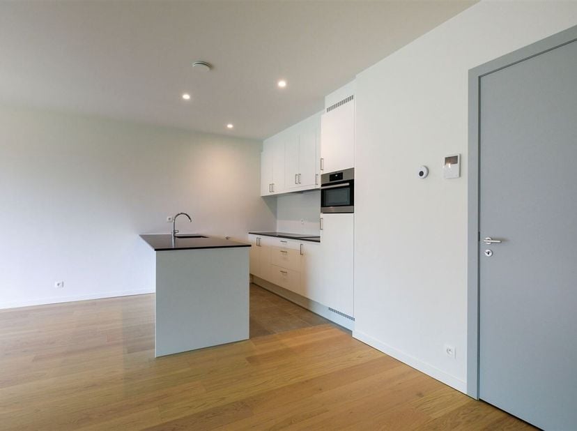 Ruim appartement met 2 slaapkamers en terras te Herentals<br />
Ligging: Ideaal gelegen, in Herentals met vlotte verbinding en ontsluiting naar omligg