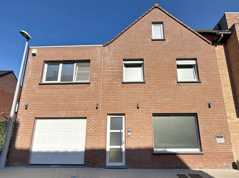 GEZELLIGE GERENOVEERDE WONING -<br />
Gezellige, centraal gelegen woning, bestaande uit gelijkvloers, 1e verdieping en 2e verdieping. <br />
In 2020 g