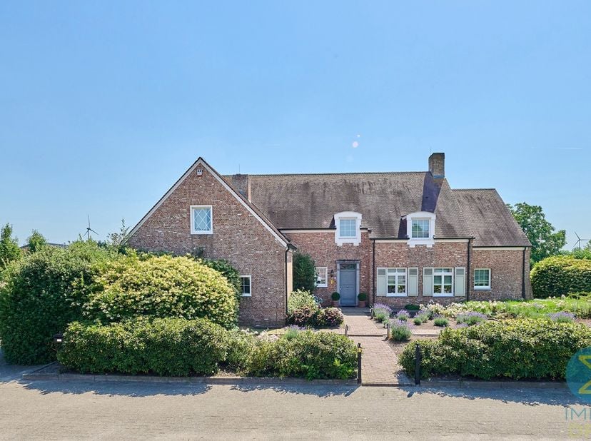 Exclusieve villa met bijgebouwen op 6.660m² grond in Arendonk<br />
Aan de rand van het gezellige dorp Arendonk, op een prachtig perceel van 6.660m²,