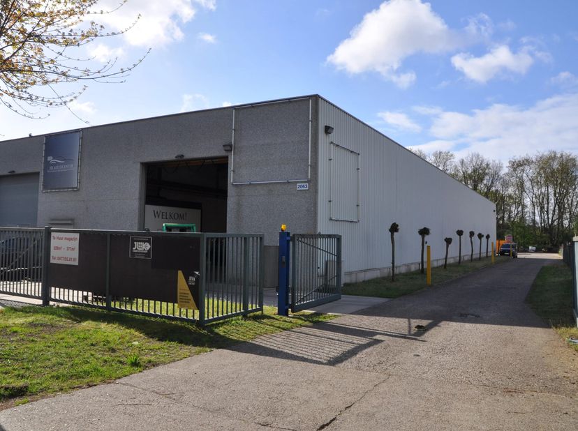 OPSLAGLOODS VAN +-313,6 M² OP EEN CENTRALE LOCATIE IN ZONHOVEN (HAL 2)<br />
Deze recent gebouwde loods vindt u terug op het industrieterrein aan de I