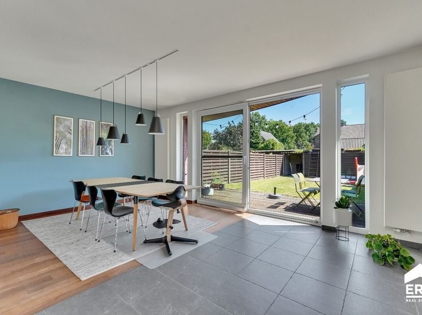 koop: instapklare en gerenoveerde woning in Genk, rustig gelegen in een doodlopende straat nabij scholen, openbaar vervoer en het station.Ze combineer