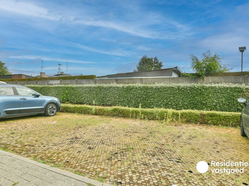 Te koop: drie staanplaatsen (P16 – P17 – P18), strategisch gelegen aan het Ibis Hotel in De Haan. Een interessante opportuniteit voor investeerders di