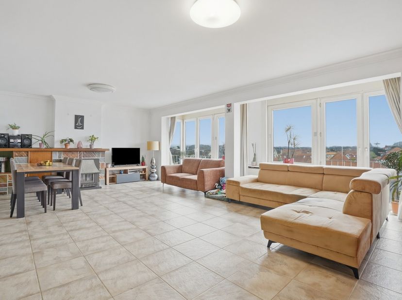 Op een uitstekende ligging langs de Koninklijke Baan, op wandelafstand van zee en het centrum van Koksijde-Bad, bevindt zich dit ruime appartement op