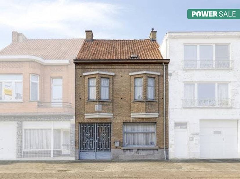 Unieke en bijzonder ruime woning met een indrukwekkende brede inkomhal, ideaal voor grotere gezinnen of voor wie houdt van veel leefruimte en comfort.