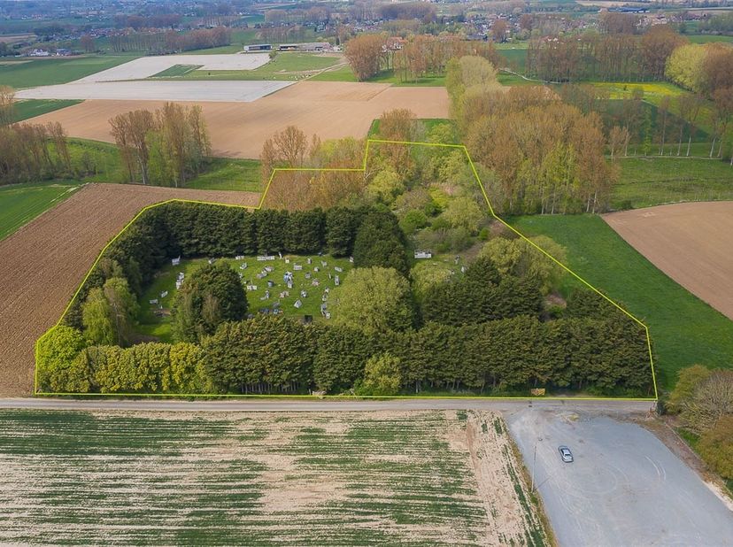 Grond te koop in Geraardsbergen<br />
<br />
Het perceel is gelegen in de Molendreef te Geraardsbergen heeft een oppervlakte van 2 hectare, 72ca en