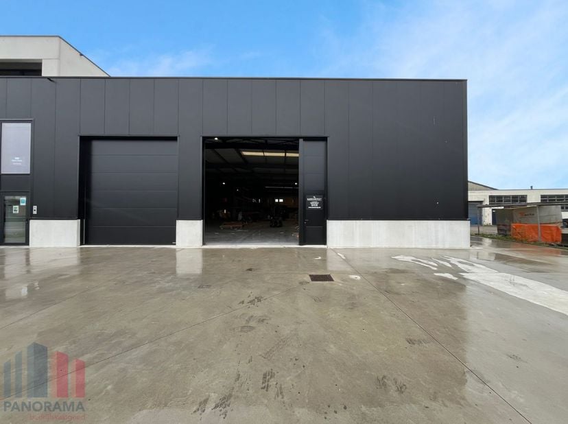 Functioneel bedrijfsgebouw te huur bestaande uit een magazijnruimte gecombineerd met kantoren. Uitstekend gelegen in het bedrijventerrein Europark-Noo