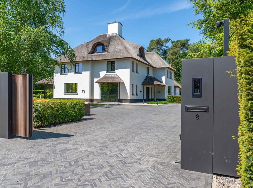 Deze bijzondere en zeer luxueuze villa is gelegen op een unieke en bosrijke toplocatie in de vermaarde villawijk de "Goudkust" te Lanaken. De moderne