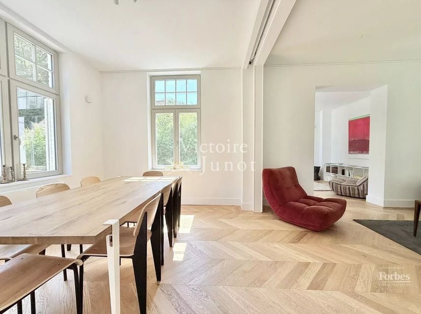 Bien présenté par Debora Peruch  Tel : 0476/71.28.17 ou debora.peruch@victoire.be<br />
Victoire Junot vous propose cette splendide villa entièrement