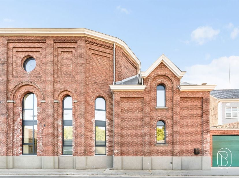 Uniek wonen in een voormalige kapel in het centrum van Celles. <br />
<br />
Dit volledig nieuw appartement bevindt zich op de eerste en bovenste ve