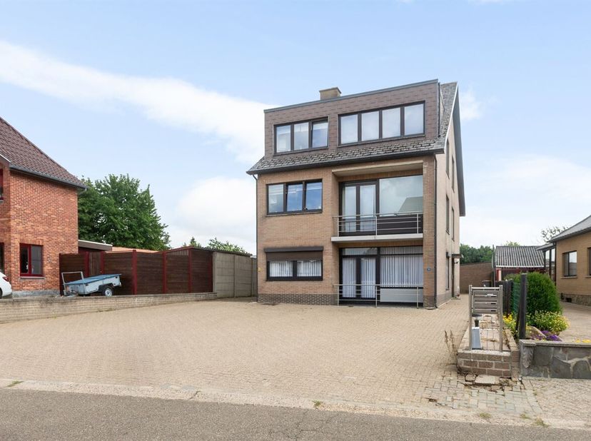 Te koop: opbrengsteigendom met 3 appartementen, 6 garageboxen en loods<br />
Bent u op zoek naar een interessante vastgoedinvestering met bestaande hu