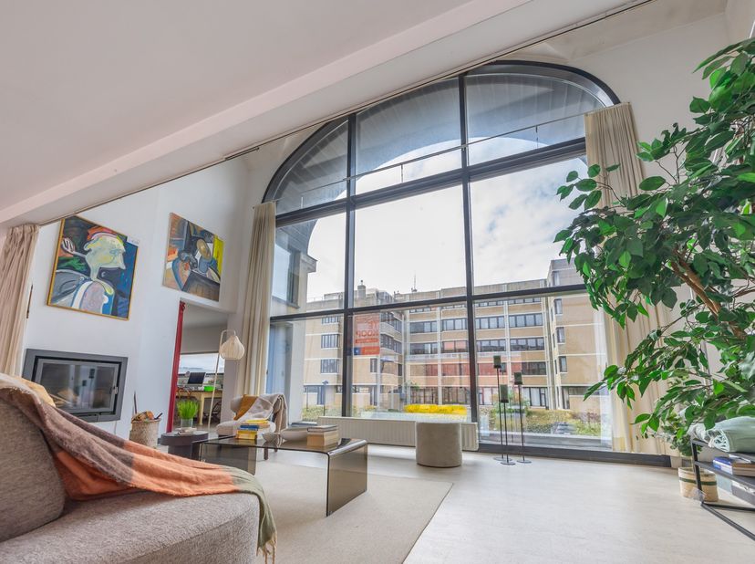 RUIME EN LICHTRIJKE STADSWONING MET ZONOVERGOTEN RUIMTES<br />
In de Fortuinstraat 14 bevindt zich deze bijzondere stadwoning met een uitzonderlijk vo