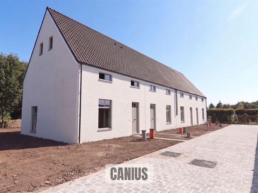 NIEUWBOUWWONING MET 3 SLKS OP HET BEGIJNHOF<br />
Aan de stadsrand van Sint-Truiden treffen wij op het Begijnhof vier unieke nieuwbouwwoningen aan. De