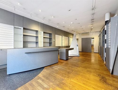                                         Handelsgelijkvloers te huur in Laken, € 1.400
