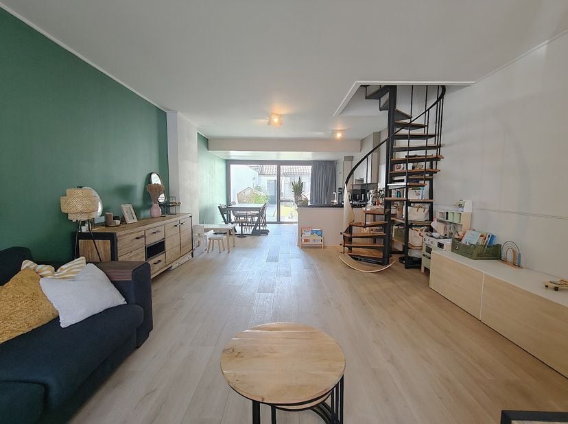 Cherchez-vous une maison soignée et économe en énergie dans un emplacement excellent ? Alors cette charmante maison de famille vaut vraiment le détour