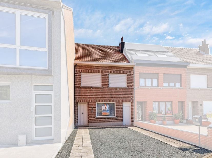 Te Liedekerke bevindt zich deze woning op een perceel van 3are 24ca. Het centrum met zijn scholen, winkels, horeca bevindt zich op wandelafstand. Even