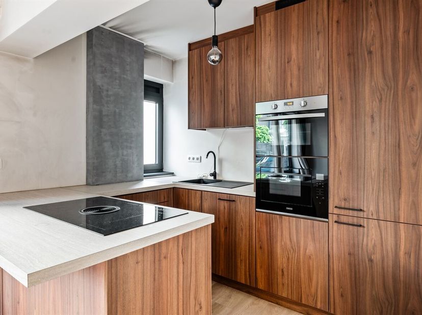 Ligging: Dit appartement is uitstekend gelegen aan de Velodroomstraat 15 in Berchem, vlak naast de prachtige Cogels-Osylei. U geniet hier van een cent