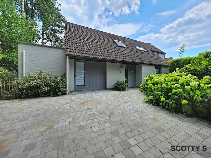Deze villa van 194m²(EPC) is gelegen in een rustige woonwijk, op wandelafstand van het mooie park- en bosgebied Schaveys.<br />
Via de ruime inkomhal,