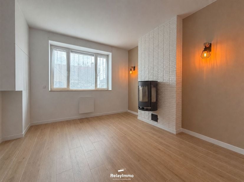 Gelegen in Leers-Nord, rue des Longs Trieux 94, biedt deze eengezinswoning een functionele indeling en recente renovatie, op een perceel van 200 m² me
