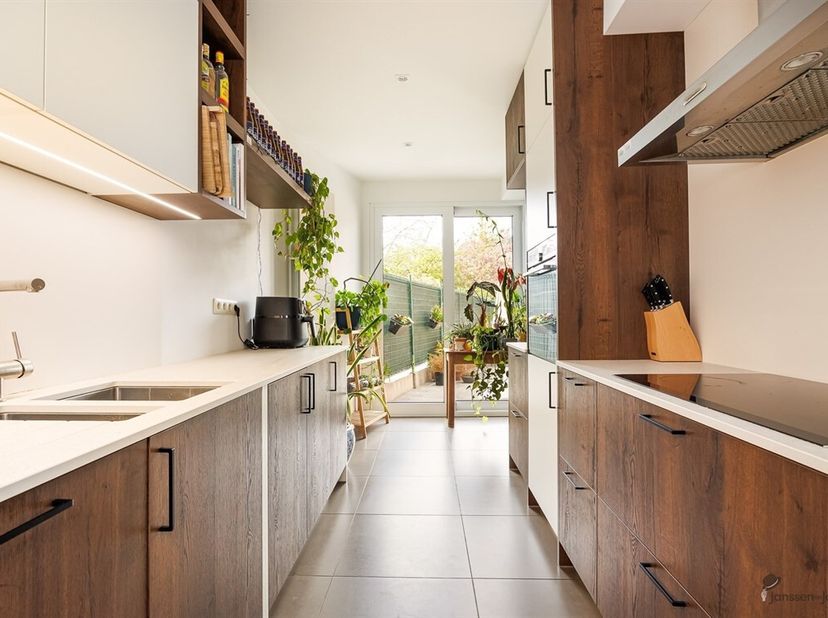 Welkom in deze prachtig gerenoveerde woning, ideaal gelegen in het hart van Dendermonde. Deze instapklare gezinswoning combineert charme met modern wo