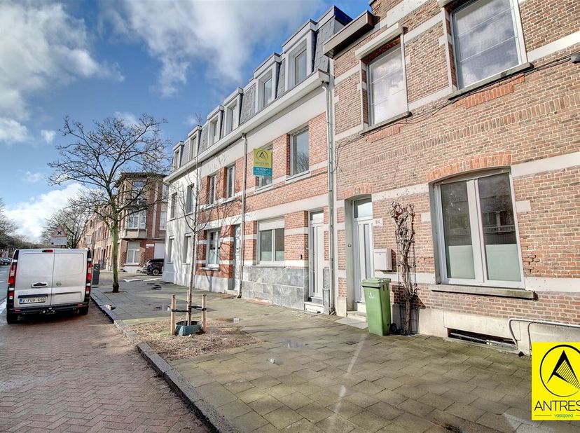 Volledig gerenoveerde charmante gezinswoning met 3 slaapkamers en badkamer op rustige ligging!<br />
De woning is voorzien van 8 zonnepanelen met thui