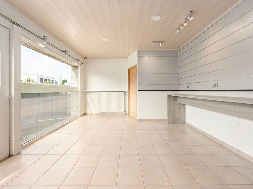 Handelswoning gelegen langs de Engelstraat te Ichtegem, op een strategische locatie met vlotte bereikbaarheid en nabijheid van tal van voorzieningen.