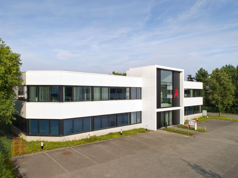 Kwalitatief kantoor van 244 m² met 241 m² magazijnruimte te huur.<br />
Gelegen op slechts 700 m van de op- en afrit Sint-Agatha-Berchem van de Brusse