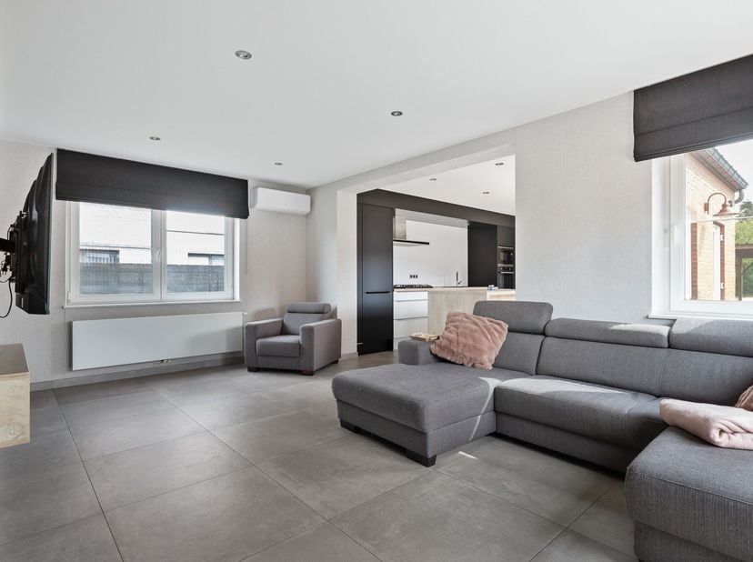 Deze instapklare woning is gelegen aan de Beverlosesteenweg 178 in Paal. Dankzij de ligging geniet u van een vlotte bereikbaarheid en een goede verbin