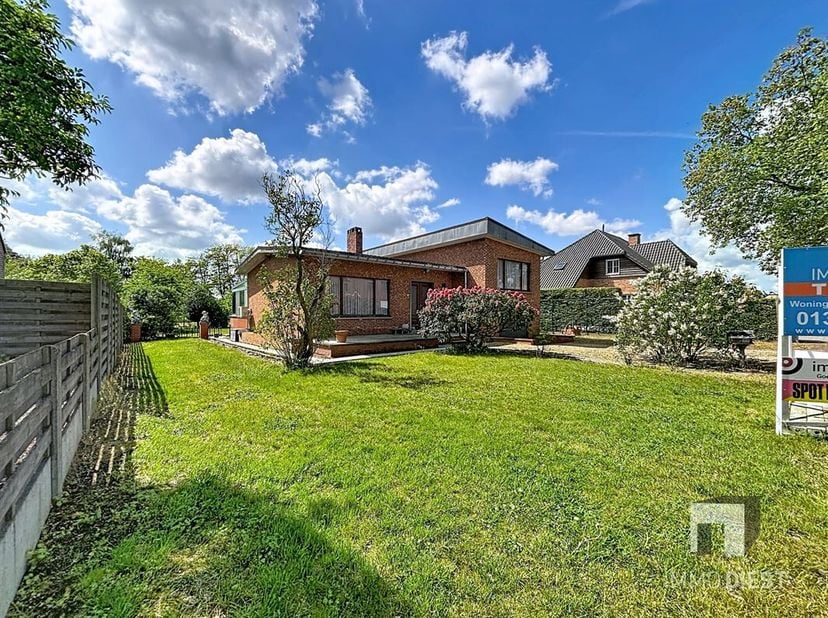 Deze gezinswoning op  8,6are en zuidgerichte tuin heeft volgende troeven:<br />
Ligging &amp; omgeving<br />
+ Residentiële ligging<br />
+ Dicht bij cent