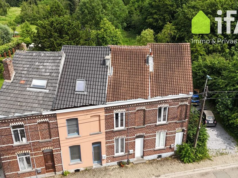 Uitstekend gelegen woning met 3 slaapkamers in autoluwe straat te Jezus-Eik (Overijse). <br />
<br />
Gelijkvloers: ruime inkomhal of bureel (16m²),