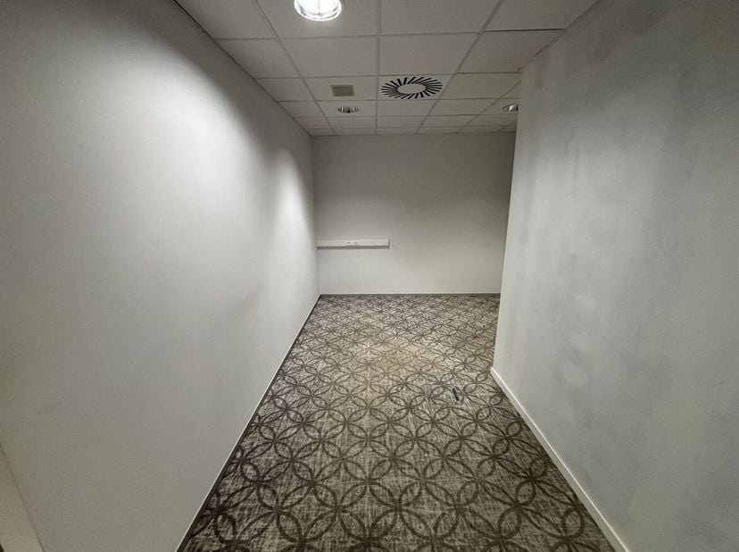 Gunstig gelegen kantoorruimte, ideaal voor een groepspraktijk<br />
Ligging: Deze kantoorruimte bevindt zich in het centrum van Westerlo, een ideale l
