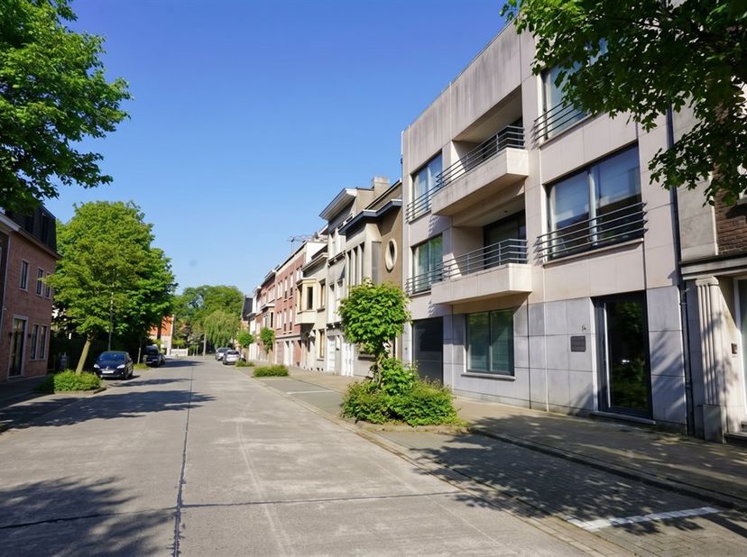 Stijlvol appartement met uitzonderlijk terras op gegeerde locatie! Op een uitstekende en gegeerde locatie, op wandelafstand van winkels waaronder Delh