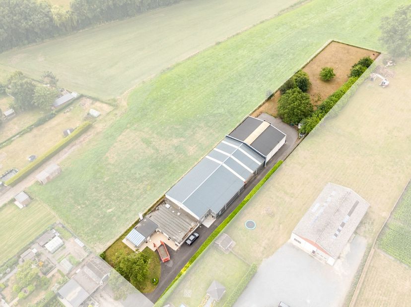 Op zoek naar een ruim magazijn met uitstekende ontwikkelingsmogelijkheden? Deze functionele bedrijfssite op een perceel van 4.082 m² biedt een totale