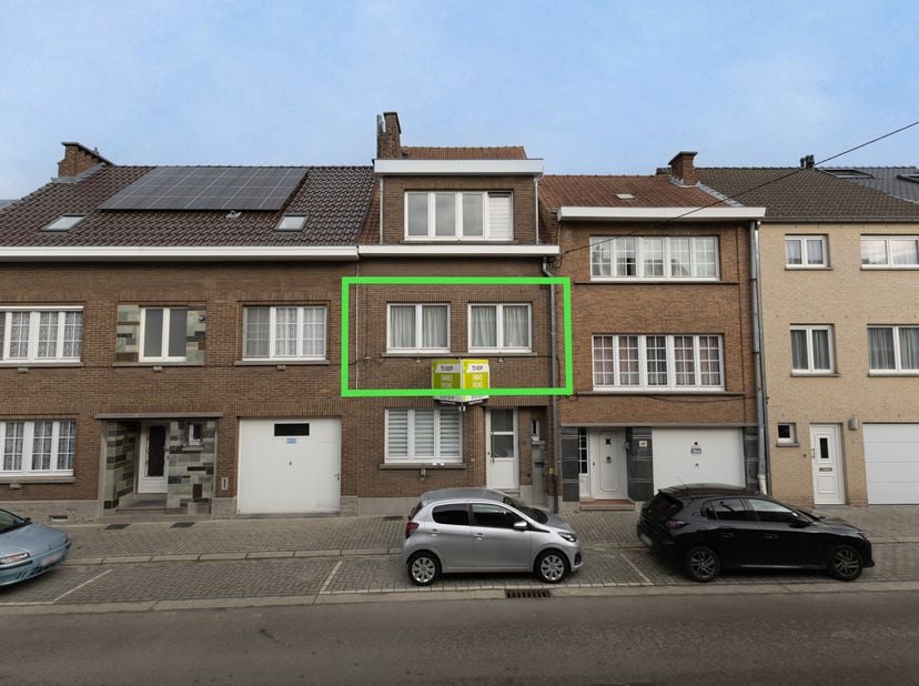 Immo Pické vous propose cet appartement situé au premier étage (sans ascenseur), à proximité immédiate des écoles, des commerces, des transports en co