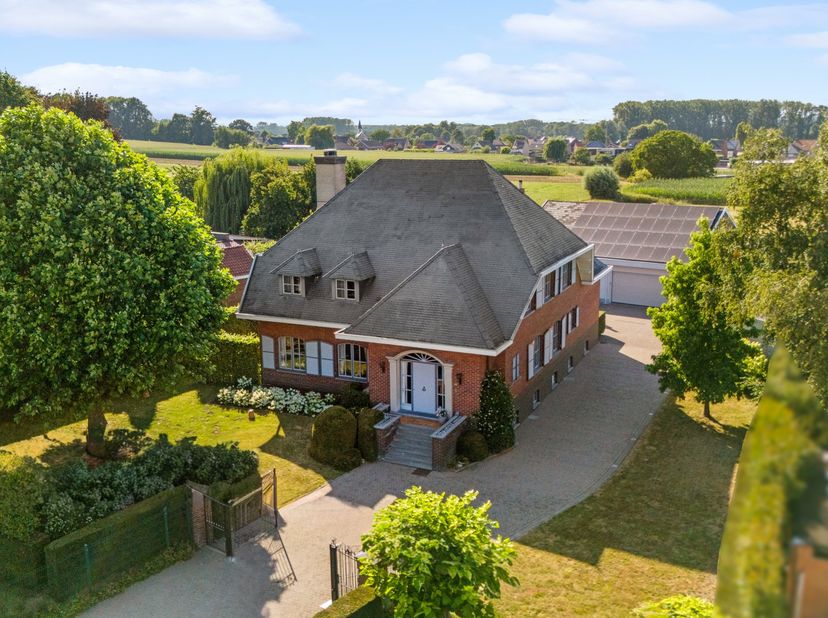 Op zoek naar de ultieme combinatie van luxueus wonen, gigantisch veel ruimte en een oase van rust? Zoek niet verder. Deze uitzonderlijke eigendom in O