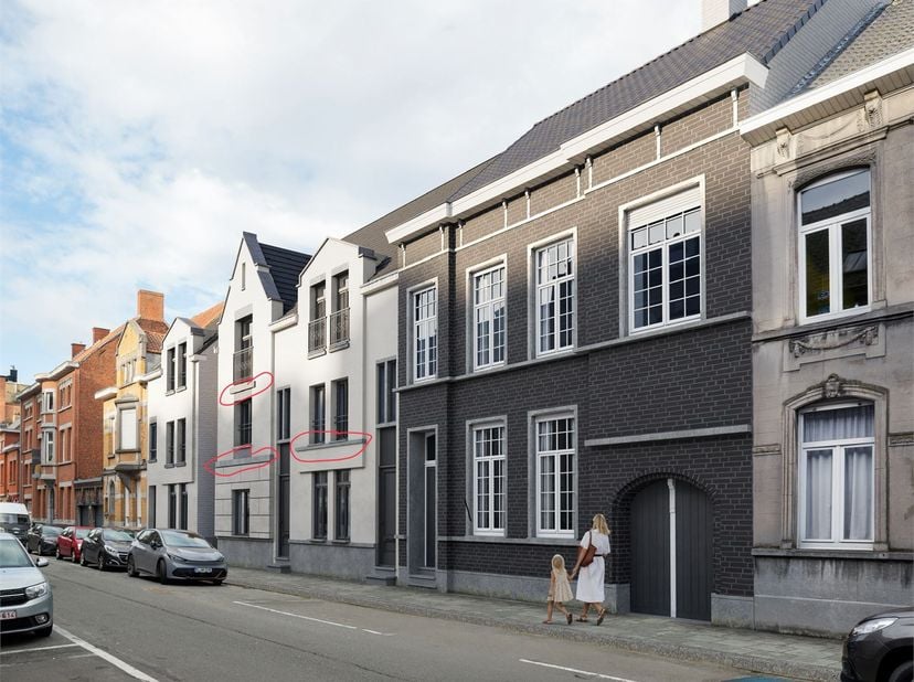 Casco herenhuis met tuin.  Dak en buitenschrijnwerk zijn reeds vernieuwd, privatieve tuin en afgesloten parking/carport. Tot 7 slaapkamers mogelijk. P