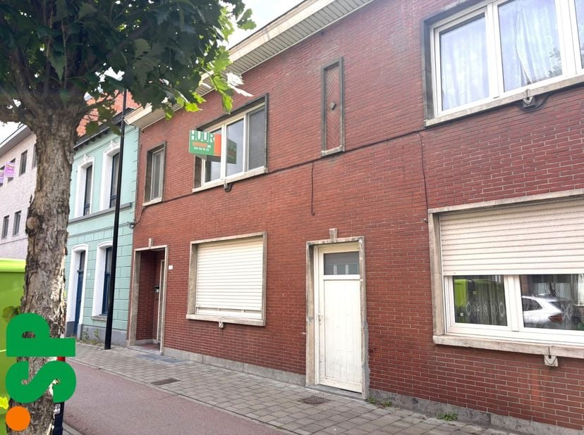 De woning heeft de volgende indeling: men komt binnen in de inkomhal vanwaar men naar de ruime en lichtrijke woonkamer kan (tegels; 34m²). Achter de w