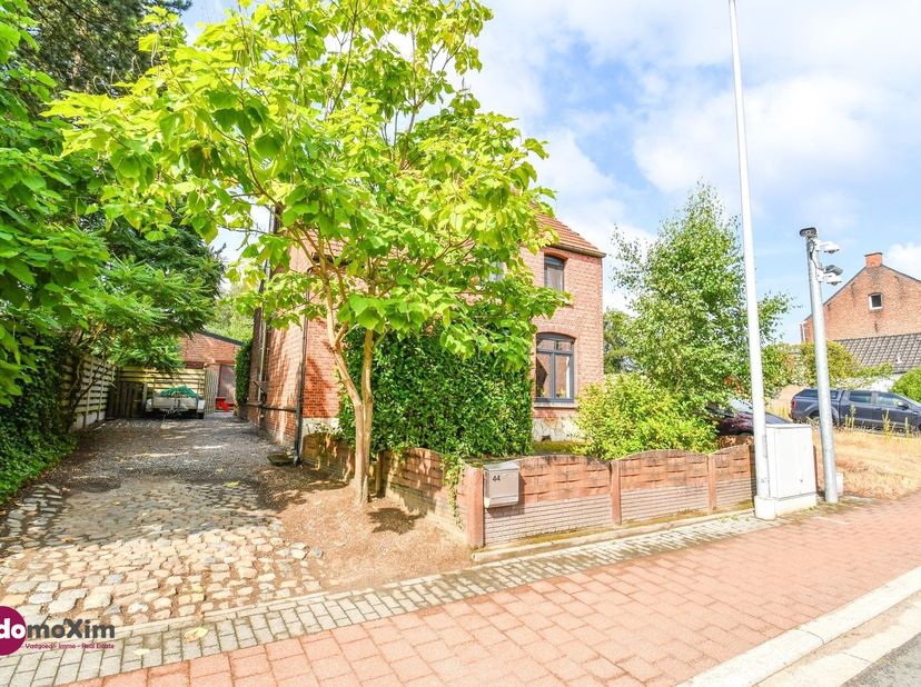 Instapklare woning met ruime hangar nabij het centrum van Hever<br />
<br />
Ben je op zoek naar een instapklare woning met veel ruimte én een uitzo