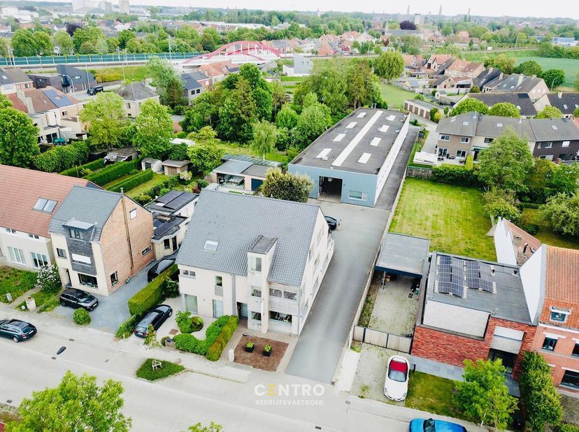 Benaderende OPPERVLAKTEN:<br />
1. Voorgebouw:&amp;nbsp;<br />
Gelijkvloers: 102m² + Eerste verdieping (80m²) + zolderverdieping (67m²)<br />
2. Magazijn: