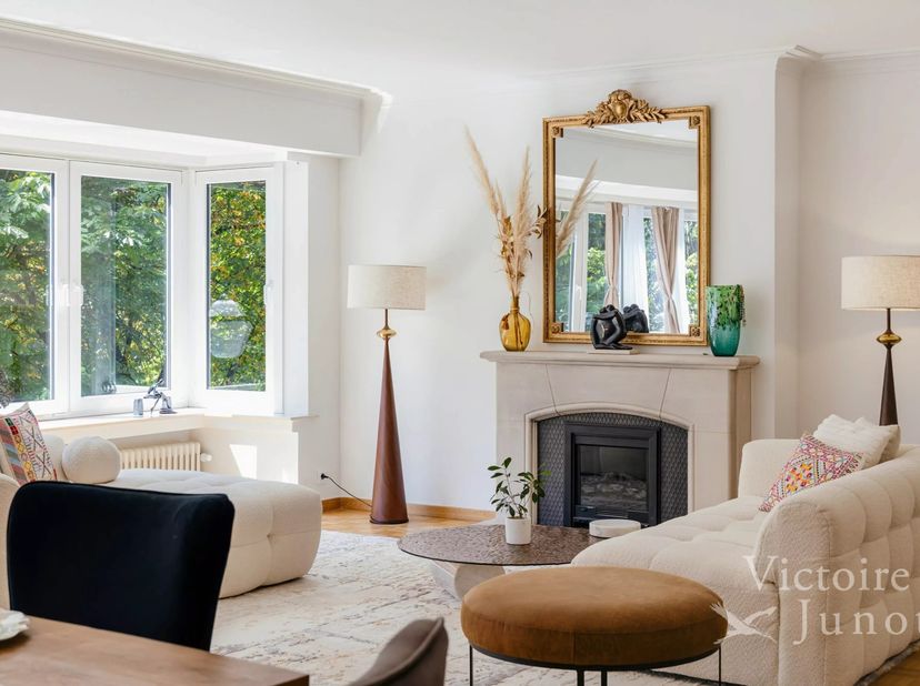 Victoire - Junot a le plaisir de vous présenter cet élégant appartement de 165m² offrant un cadre de vie exceptionnel. Avec son spacieux séjour lumine