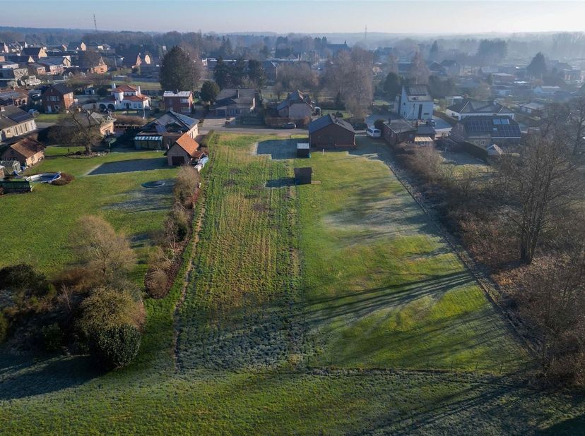 Zuidwestelijk georiënteerd perceel voor halfopen bebouwing van 9a07ca op rustige locatie <br />
<br />
Omgeving: <br />
+ Rustige woonwijk in een g