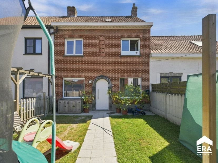 [[ DIT PAND NEEMT DEEL AAN DE ERA OPEN HUIZEN DAG OP 19/9 VAN 11:00 TOT 12:00 ]] Rustig gelegen woning met 3 slaapkamers, garage en tuin in Vlamerting
